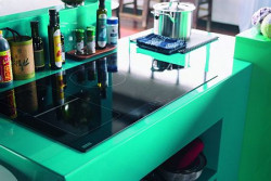 Szklana, czarna powierzchnia płyty indukcyjnej wbudowanej w kuchenny blat wygląda równie elegancko, co niepozornie