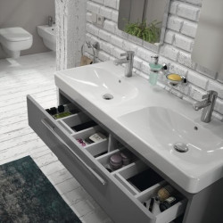 Użytkownicy ceniący sobie dużą ilość schowków, szuflad i miejsca do przechowywania rzeczy, na pewno postawią na umywalki z szafką