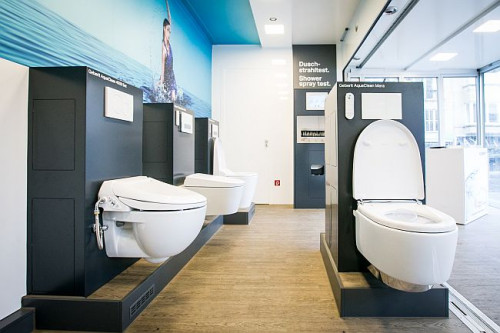 Specjalnie zaprojektowana przestrzeń Geberit AquaClean Truck daje odbiorcom możliwość realnego i bezpośredniego poznania innowacyjnych produktów