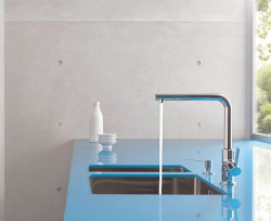 Ekspresja nowej serii baterii kuchennych KLUDI tkwi w potędze kontrastu i zdecydowanej formie