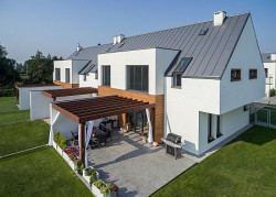 Panele na rąbek stojący montuje się bardzo łatwo, dzięki wyprofilowanym zamkom