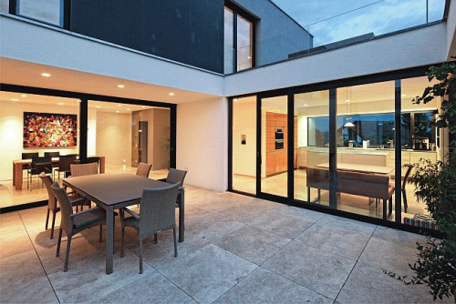 Drzwi podnoszono-przesuwne Schüco ThermoSlide są teraz dostępne w wersji czteroskrzydłowej Fot. Schüco