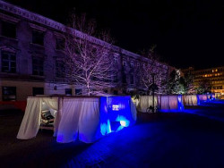 Oprócz kina plenerowego Łóżkoteka pełniła również funkcję sali wykładowej i czytelni