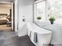 Duże odsłonięte okna wprowadzą sporą dawkę naturalnego światła