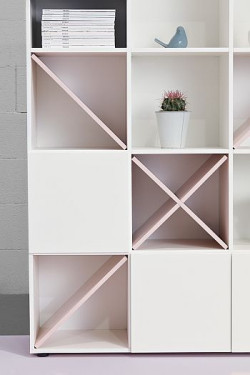 Podczas wizyt w polskich domach dało się zauważyć nowy trend – burzenie ścian i dzielenie nowej przestrzeni za pomocą różnych mebli