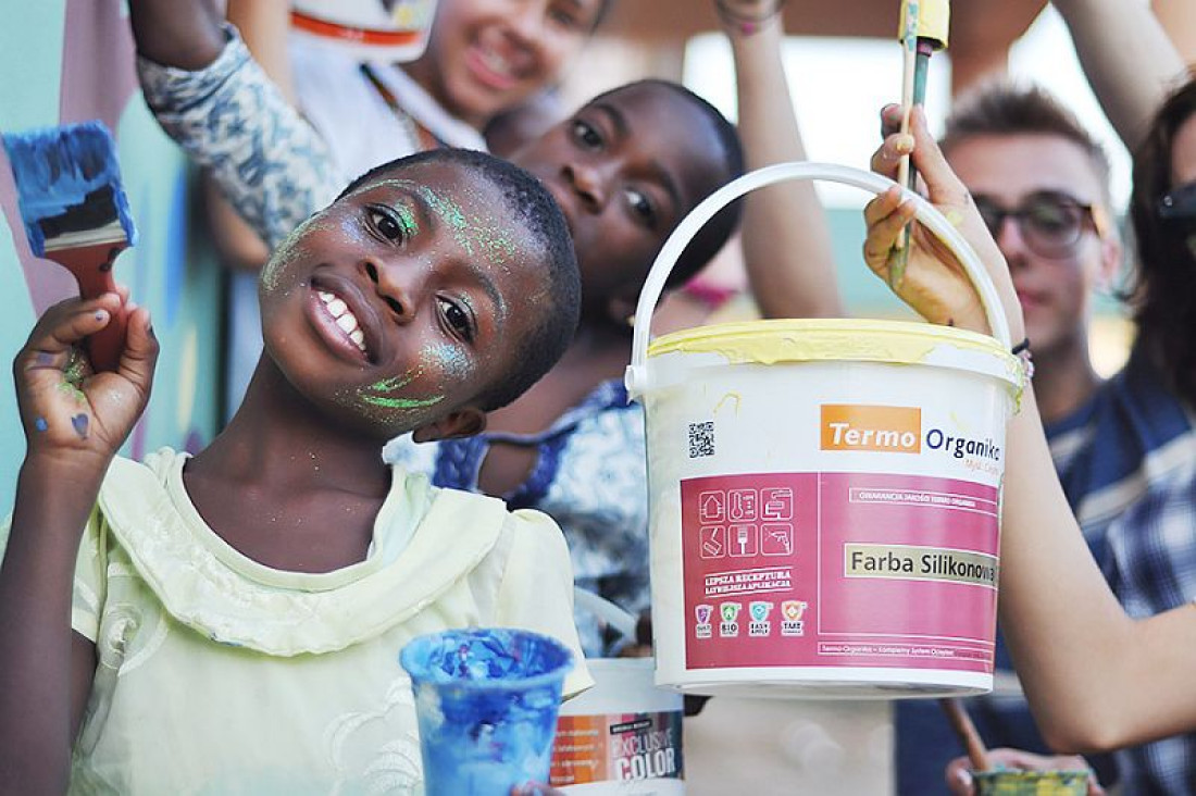 Afrykański ośrodek pomocy dzieciom pomalowany farbami Termo Organiki