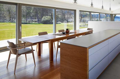 W jadalni można rozmieścić większe przeszklenia, nawet na całą wysokość ściany – zwłaszcza jeśli okno wychodzi na ogród