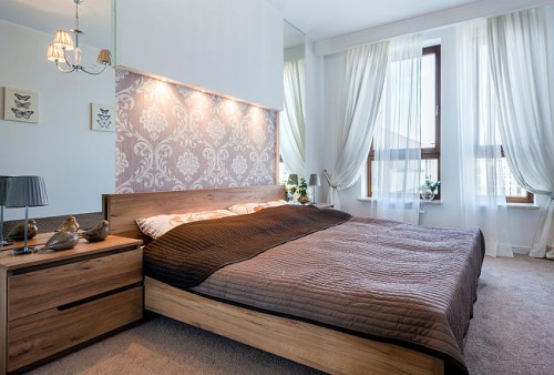 Wybierając okna do sypialni warto pomyśleć o rozwiązaniach, które zwiększają komfort wypoczynku