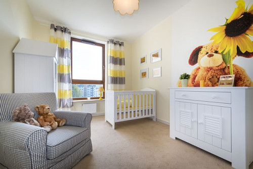 Okna znajdujące się w pokoju malucha warto wyposażyć w dodatkowe zabezpieczenia