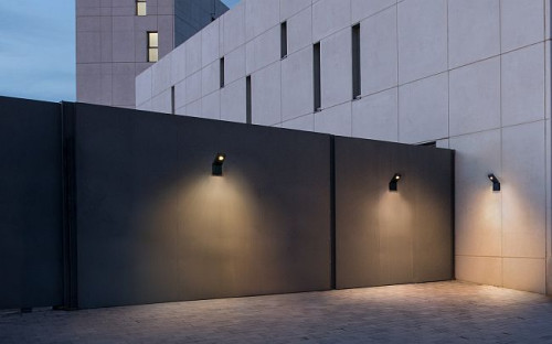 Lampy zewnętrzne wykonane z aluminium i szkła, z designerskim zagięciem idealnie sprawdzą się w nowoczesnym ogrodzie