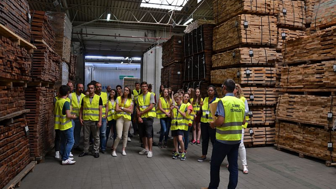 Uczestnicy Erasmus+ uczą się biznesu w fabryce Baltic Wood