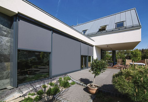 Gęsty materiał rozprasza i odbija światło, sprawiając, że przez szyby przenika ono tylko w kilku procentach