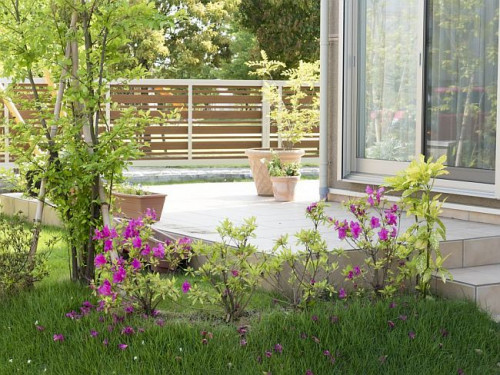 Kolejną zaletą izolacji dwukomponentowej sztywnej jest możliwość stosowania na wilgotne posadzki betonowe