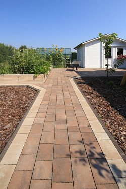 Geometryczny porządek najłatwiej jest wprowadzić do ogrodu, wybierając kostki prostokątne i kwadratowe