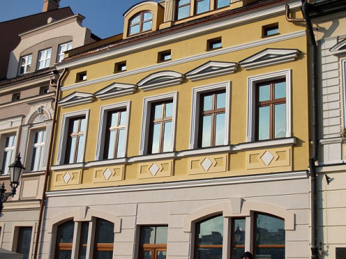 Profile elewacyjne z betonu na starej kamienicy