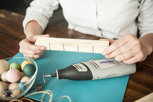 Na kawałku drewnianej deseczki zaznaczamy miejsca cięcia oraz ich grubość