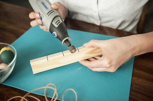 Gdy wszystkie otwory mamy gotowe, zmieniamy końcówkę, na końcówkę do szlifowania 407 i lekko zaokrąglamy brzegi wieszaka