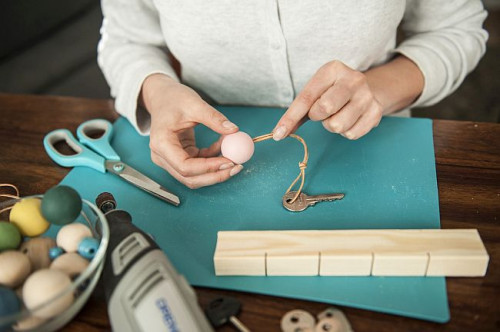 Rzemyk przewlekamy przez otwór w kluczu i wiążemy supełek