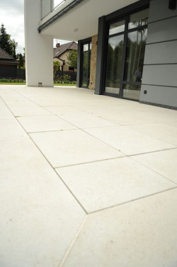 Taras jest sferą łącząca dom z otoczeniem, miejscem gdzie spotykają się wnętrze mieszkania z przestrzenią na zewnątrz