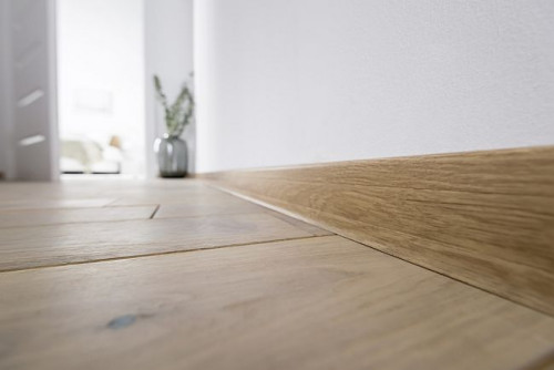 ESQUERO DUO, najnowsza listwa przypodłogowa w ofercie marki VOX, doskonale rozumie swoją rolę we wnętrzu