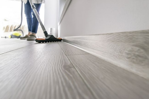 Ma być funkcjonalnym dopełnieniem podłogi, a zarazem jej dyskretnym, dekoracyjnym wykończeniem