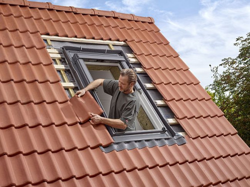 Nowatorski system ukośnych nacięć gwarantuje szczelne połączenie okna z dachem, zapobiegając wnikaniu wilgoci w jego konstrukcję