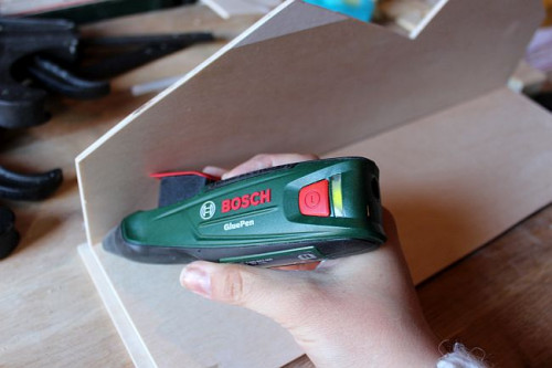 Akumulatorowym pistoletem do klejenia Bosch GluePen sklejamy wszystkie elementy sklejki