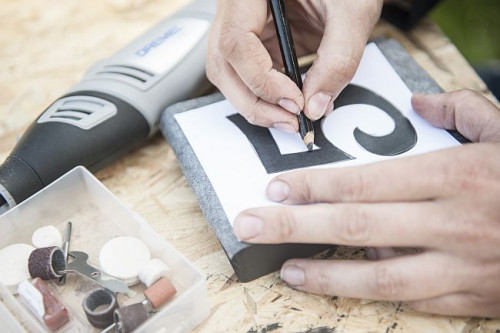 Wydrukuj na kartce papieru wybrany numer i wykorzystując kalkę, przekopiuj go na deseczkę