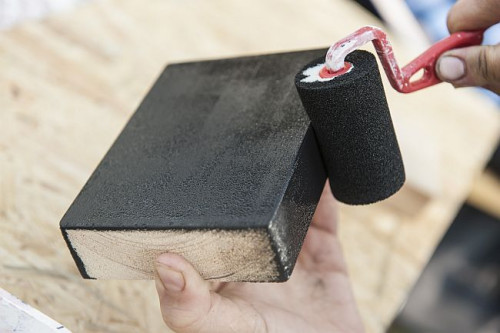 Drewnianą deseczkę dokładnie pomaluj farbą w wybranym kolorze