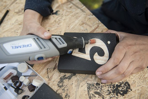 Korzystając z końcówki do szlifowania 932, wyrównaj powierzchnię cyfry