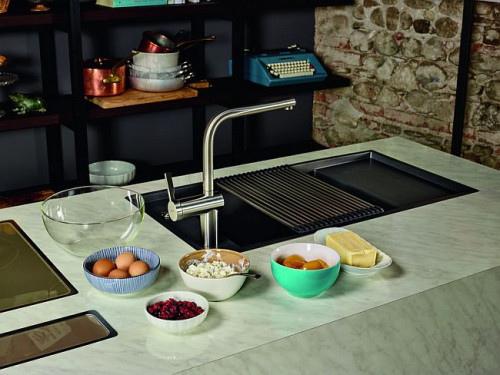 W skład zestawu sprzedawanego razem ze zlewozmywakiem wchodzi kratka ociekowa i osłona odpływu