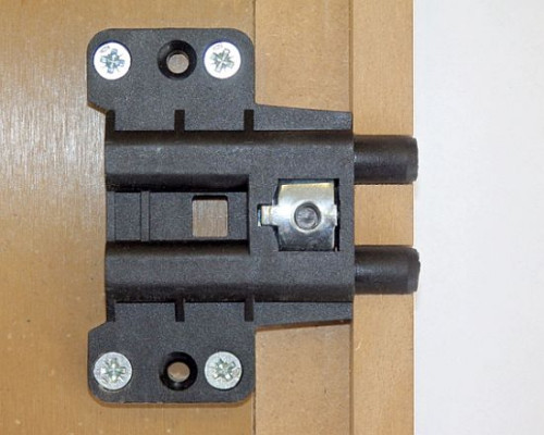 Stabilne zawiasy i dodatkowe zabezpieczenia w obszarze zamka i zaczepu zapewniają większe bezpieczeństwo