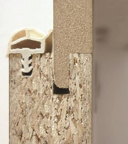 Wysokiej jakości dwukomorowe uszczelki w drewnianych drzwiach wewnętrznych są fabrycznie docinane i osadzane w gotowych drzwiach. To znacznie ułatwia montaż