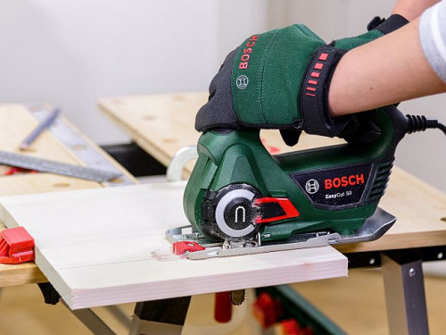 Za pomocą piły EasyCut 50 wytnij z drewna kwadrat o wymiarach 25 cm x 25 cm i oszlifuj krawędzie