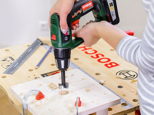 Użyj wiertarko-wkrętarki PSR 18 LI-2 Ergonomic i wiertła sednik 32 mm do wywiercenia otworu w zaznaczonym punkcie środkowym