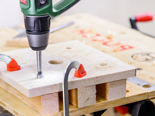 Wywierć otwory, używając wiertarko-wkrętarki akumulatorowej PSR 18 LI-2 Ergonomic