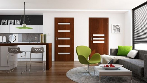 Klasycznym rozwiązaniem, od lat stosowanym we wnętrzach, jest szklenie drzwi w prostokątne, kwadratowe lub romboidalne formy