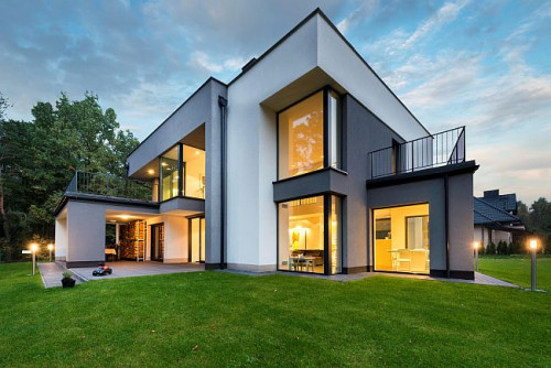 Nowoczesne domy wyróżniają się dużą ilością przeszkleń