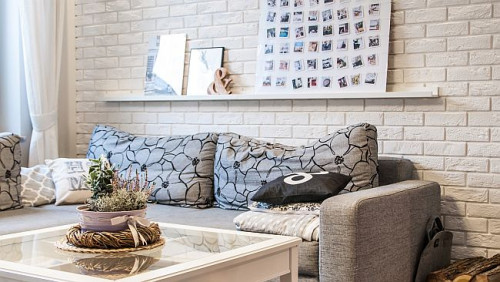 Najbardziej popularne ze względów praktycznych są płytki cegłopodobne wykonane z gipsu lub z betonu