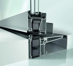  Przekrój przez drzwi uchylno-przesuwne  Schüco AWS PASK z niskim progiem Fot. Schüco