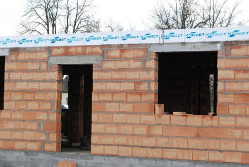 Jednym z kluczowych etapów każdej budowy jest zapewnienie prawidłowej termoizolacyjności budynku