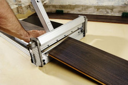 Po przygotowaniu podłoża i rozłożeniu materiałów podkładowych możemy przystąpić do układania paneli