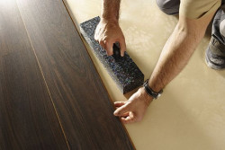 Kolejny rząd paneli najlepiej rozpocząć pozostałą częścią elementu z pierwszego rzędu