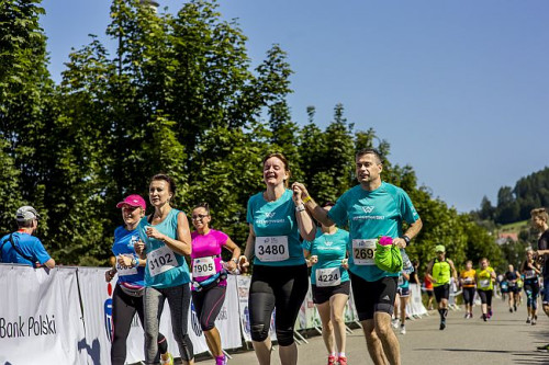 Blisko 1400 biegaczy, 10 kilometrów zbiegu z Krynicy do Muszyny i nieskończone pokłady radości na mecie