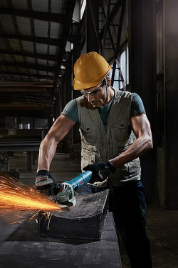 Silnik o mocy 900 W umożliwia wykonywanie zaawansowanych prac