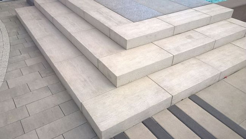 Jej wyrazista faktura doskonale oddaje charakterystyczny rysunek słojów