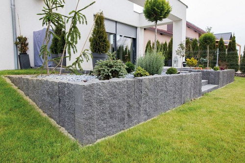 W odpowiednim zaprezentowaniu zieleni pomóc mogą także eleganckie rabaty, kwietniki czy inne konstrukcje, które będą dla niej solidną i estetyczną oprawą