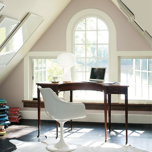 Do łask powraca także ponadczasowa klasyka, wyrażona w stonowanych brązach, beżach oraz szarościach