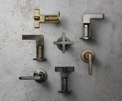 W nowej serii znajdziemy, m.in. baterie umywalkowe i wannowe, dostępne w różnych wykończeniach, a także wieszaki oraz dozowniki na mydło