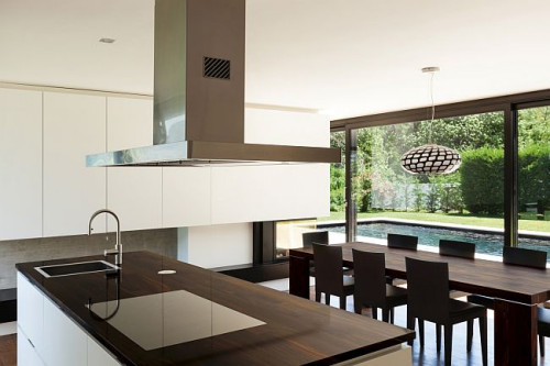 W ostatnich latach blaty z krajowych gatunków drewna coraz częściej zastępowane są odmianami egzotycznymi